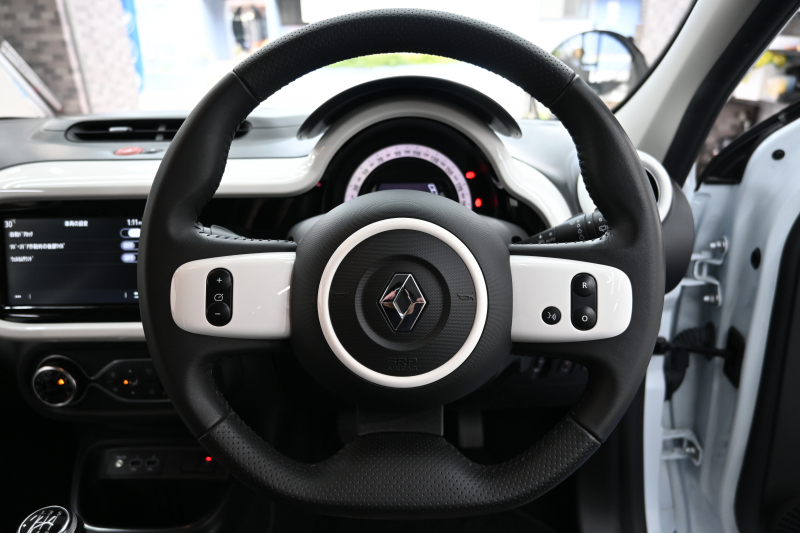 ルノー トゥインゴ ｲﾝﾃﾝｽ　5MT ECO機能 ｸﾙｺﾝ LDW 黒/白ﾚｻﾞｰ調×ﾌｧﾌﾞﾘｯｸｼｰﾄ 純正ﾀｯﾁｽｸﾘｰﾝ Carplay Bｶﾒﾗ 16ｲﾝﾁｱﾛｲﾎｲｰﾙ ﾌﾞﾗﾝｲﾝﾃﾘｱ　2年保証付