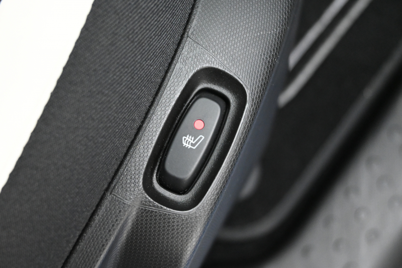 ルノー トゥインゴ ｲﾝﾃﾝｽ　5MT ECO機能 ｸﾙｺﾝ LDW 黒/白ﾚｻﾞｰ調×ﾌｧﾌﾞﾘｯｸｼｰﾄ 純正ﾀｯﾁｽｸﾘｰﾝ Carplay Bｶﾒﾗ 16ｲﾝﾁｱﾛｲﾎｲｰﾙ ﾌﾞﾗﾝｲﾝﾃﾘｱ　2年保証付