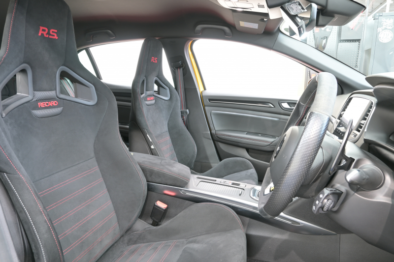 ルノー メガーヌ RSﾄﾛﾌｨｰ　RECARO製ﾌﾛﾝﾄﾊﾞｹｯﾄｼｰﾄ 純正ﾀｯﾁｽｸﾘｰﾝ Bluetoothｵｰﾃﾞｨｵ CarPlay Bｶﾒﾗ 前後PTS 19ｲﾝﾁ鍛造AW ﾌﾞﾚﾝﾎﾞ製ﾚｯﾄﾞｷｬﾘﾊﾟｰ LEDﾍｯﾄﾞﾗｲﾄ　2年保証付
