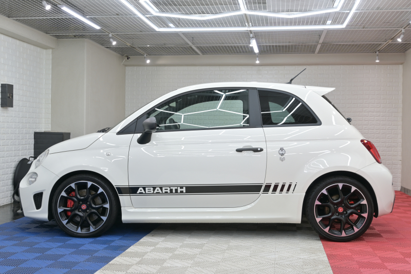 アバルト 595 595ｺﾝﾍﾟﾃｨﾂｨｵｰﾈ　正規D車 左H 5速MT Sabeltｽﾎﾟｰﾂｼｰﾄ(ﾌﾞﾗｳﾝ) Uconnectﾌﾟﾚｰﾔｰ Carplay/AndroidAuto 17ｲﾝﾁAW ﾚｯﾄﾞｷｬﾘﾊﾟｰ ﾚｺｰﾄﾞﾓﾝﾂｧ　2年保証付