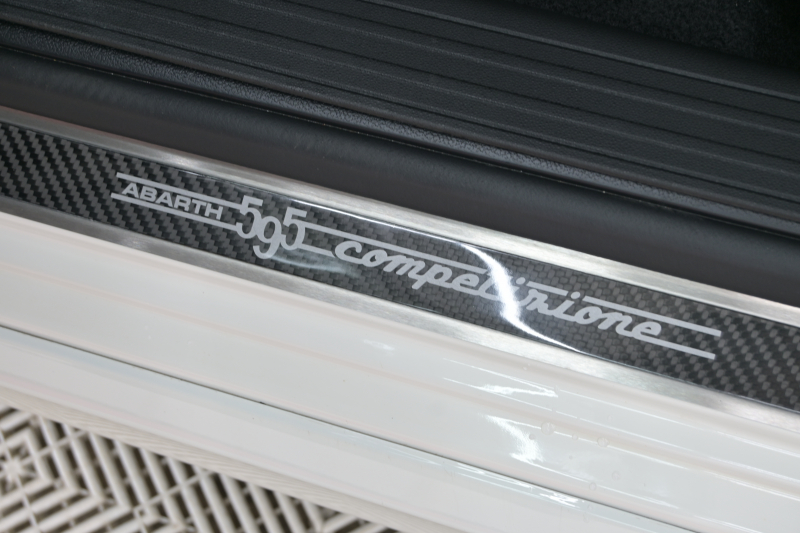 アバルト 595 595ｺﾝﾍﾟﾃｨﾂｨｵｰﾈ　正規D車 左H 5速MT Sabeltｽﾎﾟｰﾂｼｰﾄ(ﾌﾞﾗｳﾝ) Uconnectﾌﾟﾚｰﾔｰ Carplay/AndroidAuto 17ｲﾝﾁAW ﾚｯﾄﾞｷｬﾘﾊﾟｰ ﾚｺｰﾄﾞﾓﾝﾂｧ　2年保証付