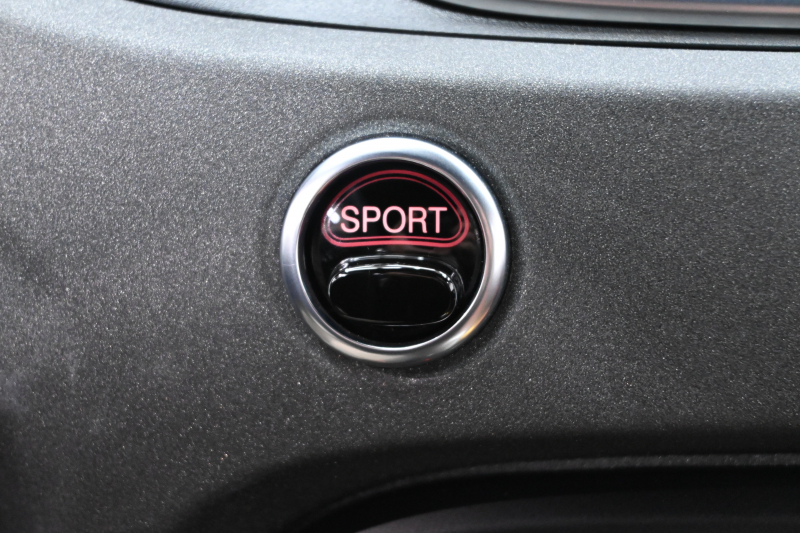 アバルト 595 595ｺﾝﾍﾟﾃｨﾂｨｵｰﾈ　正規D車 左H 5速MT Sabeltｽﾎﾟｰﾂｼｰﾄ(ﾌﾞﾗｳﾝ) Uconnectﾌﾟﾚｰﾔｰ Carplay/AndroidAuto 17ｲﾝﾁAW ﾚｯﾄﾞｷｬﾘﾊﾟｰ ﾚｺｰﾄﾞﾓﾝﾂｧ　2年保証付