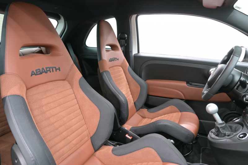 アバルト 595 595ｺﾝﾍﾟﾃｨﾂｨｵｰﾈ　正規D車 左H 5速MT Sabeltｽﾎﾟｰﾂｼｰﾄ(ﾌﾞﾗｳﾝ) Uconnectﾌﾟﾚｰﾔｰ Carplay/AndroidAuto 17ｲﾝﾁAW ﾚｯﾄﾞｷｬﾘﾊﾟｰ ﾚｺｰﾄﾞﾓﾝﾂｧ　2年保証付