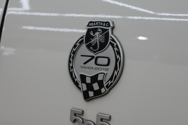 アバルト 595 595ｺﾝﾍﾟﾃｨﾂｨｵｰﾈ　正規D車 左H 5速MT Sabeltｽﾎﾟｰﾂｼｰﾄ(ﾌﾞﾗｳﾝ) Uconnectﾌﾟﾚｰﾔｰ Carplay/AndroidAuto 17ｲﾝﾁAW ﾚｯﾄﾞｷｬﾘﾊﾟｰ ﾚｺｰﾄﾞﾓﾝﾂｧ　2年保証付