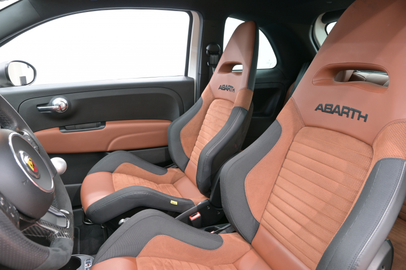 アバルト 595 595ｺﾝﾍﾟﾃｨﾂｨｵｰﾈ　正規D車 左H 5速MT Sabeltｽﾎﾟｰﾂｼｰﾄ(ﾌﾞﾗｳﾝ) Uconnectﾌﾟﾚｰﾔｰ Carplay/AndroidAuto 17ｲﾝﾁAW ﾚｯﾄﾞｷｬﾘﾊﾟｰ ﾚｺｰﾄﾞﾓﾝﾂｧ　2年保証付