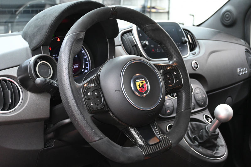 アバルト 595 595ｺﾝﾍﾟﾃｨﾂｨｵｰﾈ　正規D車 左H 5速MT Sabeltｽﾎﾟｰﾂｼｰﾄ(ﾌﾞﾗｳﾝ) Uconnectﾌﾟﾚｰﾔｰ Carplay/AndroidAuto 17ｲﾝﾁAW ﾚｯﾄﾞｷｬﾘﾊﾟｰ ﾚｺｰﾄﾞﾓﾝﾂｧ　2年保証付