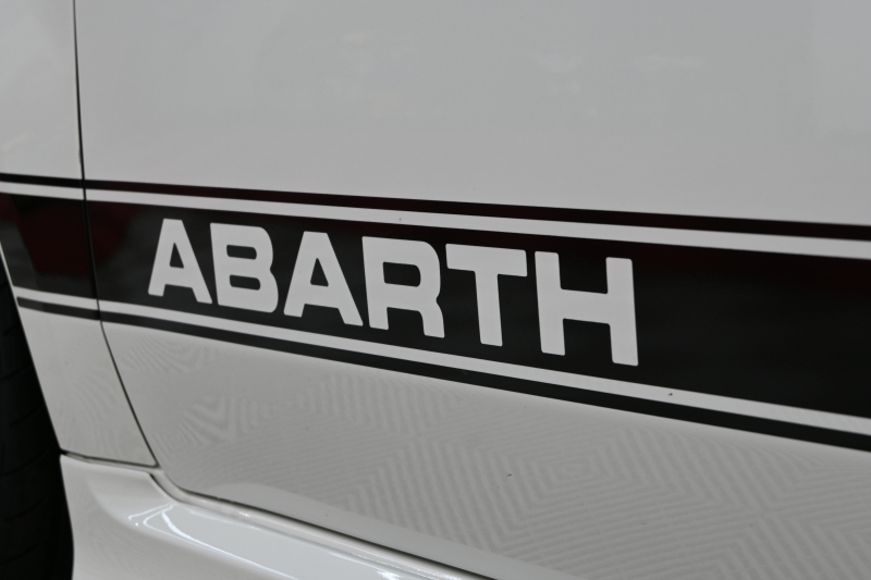 アバルト 595 595ｺﾝﾍﾟﾃｨﾂｨｵｰﾈ　正規D車 左H 5速MT Sabeltｽﾎﾟｰﾂｼｰﾄ(ﾌﾞﾗｳﾝ) Uconnectﾌﾟﾚｰﾔｰ Carplay/AndroidAuto 17ｲﾝﾁAW ﾚｯﾄﾞｷｬﾘﾊﾟｰ ﾚｺｰﾄﾞﾓﾝﾂｧ　2年保証付