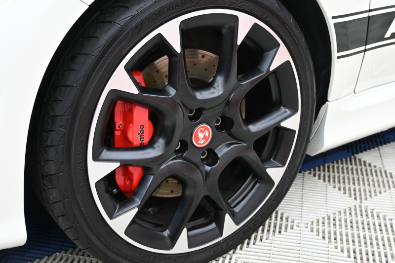 アバルト 595 595ｺﾝﾍﾟﾃｨﾂｨｵｰﾈ　正規D車 左H 5速MT Sabeltｽﾎﾟｰﾂｼｰﾄ(ﾌﾞﾗｳﾝ) Uconnectﾌﾟﾚｰﾔｰ Carplay/AndroidAuto 17ｲﾝﾁAW ﾚｯﾄﾞｷｬﾘﾊﾟｰ ﾚｺｰﾄﾞﾓﾝﾂｧ　2年保証付