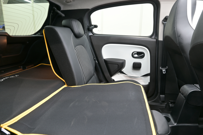 ルノー トゥインゴ ｲﾝﾃﾝｽ ｷｬﾝﾊﾞｽﾄｯﾌﾟ　 1ｵﾅ ﾚｻﾞｰ調×ﾌｧﾌﾞﾘｯｸｼｰﾄ ｼｰﾄﾋｰﾀｰ 純正ﾀｯﾁﾓﾆﾀｰ Bｶﾒﾗ Carplay 純正16ｲﾝﾁAW　2年保証付