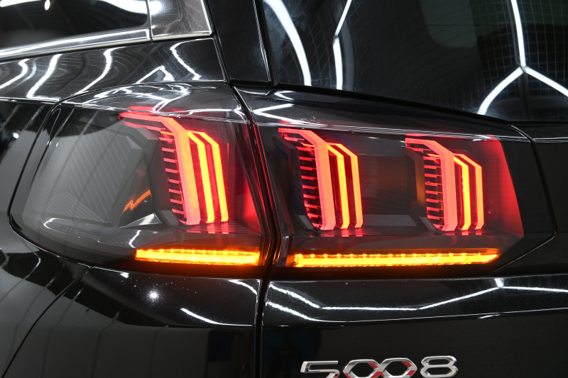 プジョー 5008 GT　後期ﾓﾃﾞﾙ ACC LKA ﾊｰﾌ革 ﾊﾟﾉﾗﾏR 純正ﾅﾋﾞTV ﾘｱﾓﾆﾀｰ Carplay Bｶﾒﾗ 前後ｺｰﾅｰｾﾝｻｰ 純正18ｲﾝﾁAW LEDﾗｲﾄ　2年保証付