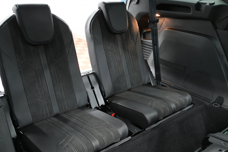 プジョー 5008 GT　後期ﾓﾃﾞﾙ ACC LKA ﾊｰﾌ革 ﾊﾟﾉﾗﾏR 純正ﾅﾋﾞTV ﾘｱﾓﾆﾀｰ Carplay Bｶﾒﾗ 前後ｺｰﾅｰｾﾝｻｰ 純正18ｲﾝﾁAW LEDﾗｲﾄ　2年保証付