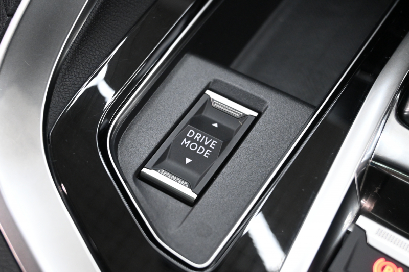 プジョー 5008 GT　後期ﾓﾃﾞﾙ ACC LKA ﾊｰﾌ革 ﾊﾟﾉﾗﾏR 純正ﾅﾋﾞTV ﾘｱﾓﾆﾀｰ Carplay Bｶﾒﾗ 前後ｺｰﾅｰｾﾝｻｰ 純正18ｲﾝﾁAW LEDﾗｲﾄ　2年保証付