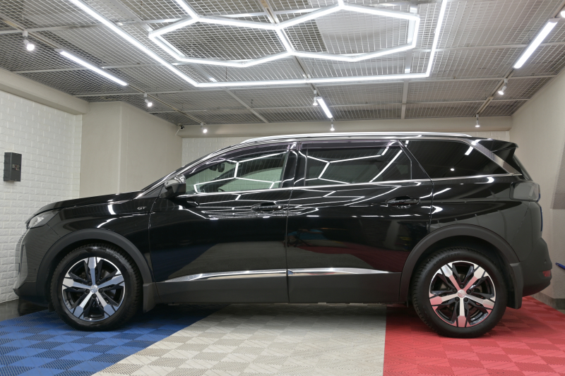 プジョー 5008 GT　後期ﾓﾃﾞﾙ ACC LKA ﾊｰﾌ革 ﾊﾟﾉﾗﾏR 純正ﾅﾋﾞTV ﾘｱﾓﾆﾀｰ Carplay Bｶﾒﾗ 前後ｺｰﾅｰｾﾝｻｰ 純正18ｲﾝﾁAW LEDﾗｲﾄ　2年保証付