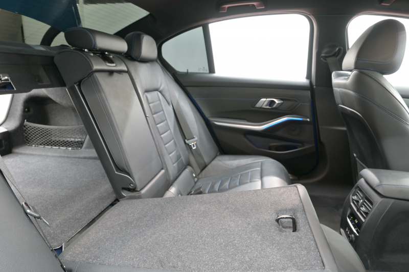 BMW 3シリーズ 320i ｽﾎﾟｰﾂ ﾃﾞﾋﾞｭｰ&ｺﾝﾌｫｰﾄP　ACC ｳﾞｧｰﾈｽｶﾚｻﾞｰ 純正HDDﾅﾋﾞ Carplay Bｶﾒﾗ Mｴｱﾛ&19ｲﾝﾁAW 自動ﾄﾗﾝｸ ﾜｲﾔﾚｽﾁｬｰｼﾞ　2年保証付