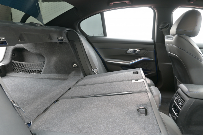 BMW 3シリーズ 320i ｽﾎﾟｰﾂ ﾃﾞﾋﾞｭｰ&ｺﾝﾌｫｰﾄP　ACC ｳﾞｧｰﾈｽｶﾚｻﾞｰ 純正HDDﾅﾋﾞ Carplay Bｶﾒﾗ Mｴｱﾛ&19ｲﾝﾁAW 自動ﾄﾗﾝｸ ﾜｲﾔﾚｽﾁｬｰｼﾞ　2年保証付