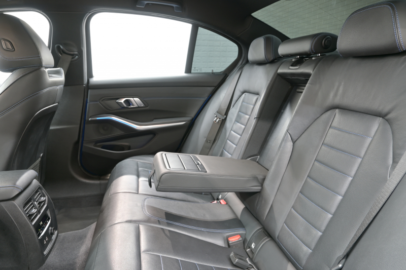 BMW 3シリーズ 320i ｽﾎﾟｰﾂ ﾃﾞﾋﾞｭｰ&ｺﾝﾌｫｰﾄP　ACC ｳﾞｧｰﾈｽｶﾚｻﾞｰ 純正HDDﾅﾋﾞ Carplay Bｶﾒﾗ Mｴｱﾛ&19ｲﾝﾁAW 自動ﾄﾗﾝｸ ﾜｲﾔﾚｽﾁｬｰｼﾞ　2年保証付