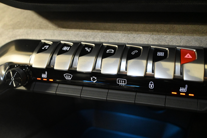 プジョー 3008 3008 GT（未使用車）　☆期間限定掲載☆ 1ｵｰﾅｰ ACC BSM ｺﾝﾋﾞ革 ﾊﾟﾉﾗﾏSR Carplay LEDﾍｯﾄﾞﾗｲﾄ 自動Rｹﾞｰﾄ　新車保証