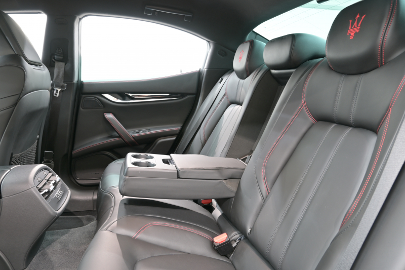 マセラティ ギブリ S ｸﾞﾗﾝｽﾎﾟｰﾂ ﾈﾘｯｼﾓPKG　ACC BSM 黒革 8.4ｲﾝﾁMTC+ TV CarPlay 360ｶﾒﾗ ｳﾗｰﾉ20ｲﾝﾁAW ﾊﾟﾄﾞﾙｼﾌﾄ harman/kardon　2年保証付