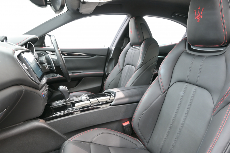 マセラティ ギブリ S ｸﾞﾗﾝｽﾎﾟｰﾂ ﾈﾘｯｼﾓPKG　ACC BSM 黒革 8.4ｲﾝﾁMTC+ TV CarPlay 360ｶﾒﾗ ｳﾗｰﾉ20ｲﾝﾁAW ﾊﾟﾄﾞﾙｼﾌﾄ harman/kardon　2年保証付