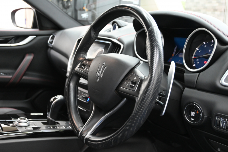 マセラティ ギブリ S ｸﾞﾗﾝｽﾎﾟｰﾂ ﾈﾘｯｼﾓPKG　ACC BSM 黒革 8.4ｲﾝﾁMTC+ TV CarPlay 360ｶﾒﾗ ｳﾗｰﾉ20ｲﾝﾁAW ﾊﾟﾄﾞﾙｼﾌﾄ harman/kardon　2年保証付