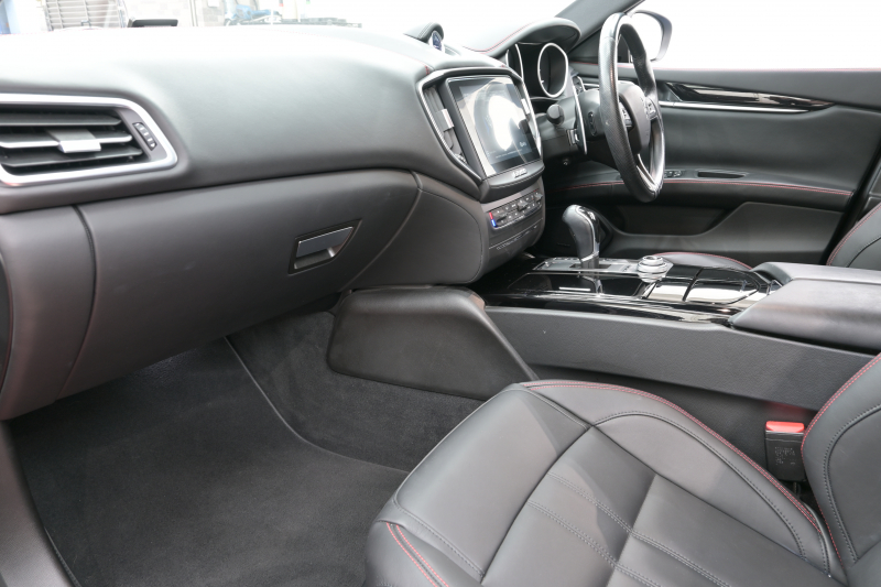 マセラティ ギブリ S ｸﾞﾗﾝｽﾎﾟｰﾂ ﾈﾘｯｼﾓPKG　ACC BSM 黒革 8.4ｲﾝﾁMTC+ TV CarPlay 360ｶﾒﾗ ｳﾗｰﾉ20ｲﾝﾁAW ﾊﾟﾄﾞﾙｼﾌﾄ harman/kardon　2年保証付