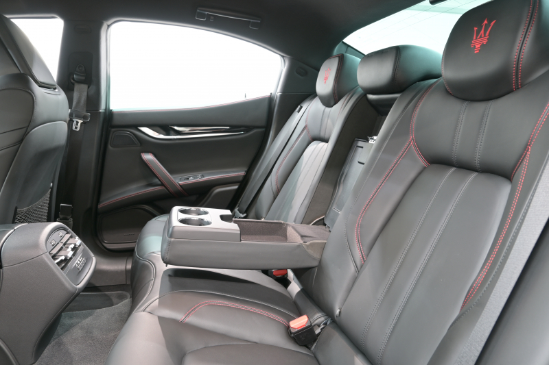 マセラティ ギブリ S ｸﾞﾗﾝｽﾎﾟｰﾂ ﾈﾘｯｼﾓPKG　ACC BSM 黒革 8.4ｲﾝﾁMTC+ TV CarPlay 360ｶﾒﾗ ｳﾗｰﾉ20ｲﾝﾁAW ﾊﾟﾄﾞﾙｼﾌﾄ harman/kardon　2年保証付