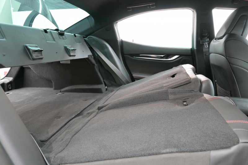 マセラティ ギブリ S ｸﾞﾗﾝｽﾎﾟｰﾂ ﾈﾘｯｼﾓPKG　ACC BSM 黒革 8.4ｲﾝﾁMTC+ TV CarPlay 360ｶﾒﾗ ｳﾗｰﾉ20ｲﾝﾁAW ﾊﾟﾄﾞﾙｼﾌﾄ harman/kardon　2年保証付