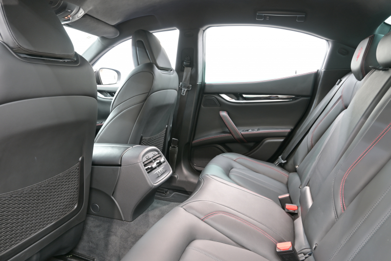 マセラティ ギブリ S ｸﾞﾗﾝｽﾎﾟｰﾂ ﾈﾘｯｼﾓPKG　ACC BSM 黒革 8.4ｲﾝﾁMTC+ TV CarPlay 360ｶﾒﾗ ｳﾗｰﾉ20ｲﾝﾁAW ﾊﾟﾄﾞﾙｼﾌﾄ harman/kardon　2年保証付