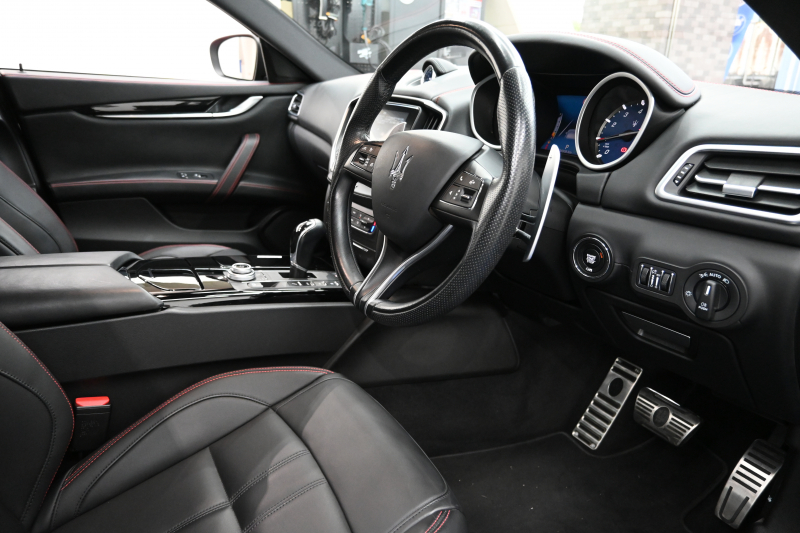 マセラティ ギブリ S ｸﾞﾗﾝｽﾎﾟｰﾂ ﾈﾘｯｼﾓPKG　ACC BSM 黒革 8.4ｲﾝﾁMTC+ TV CarPlay 360ｶﾒﾗ ｳﾗｰﾉ20ｲﾝﾁAW ﾊﾟﾄﾞﾙｼﾌﾄ harman/kardon　2年保証付