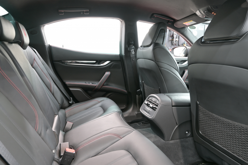 マセラティ ギブリ S ｸﾞﾗﾝｽﾎﾟｰﾂ ﾈﾘｯｼﾓPKG　ACC BSM 黒革 8.4ｲﾝﾁMTC+ TV CarPlay 360ｶﾒﾗ ｳﾗｰﾉ20ｲﾝﾁAW ﾊﾟﾄﾞﾙｼﾌﾄ harman/kardon　2年保証付