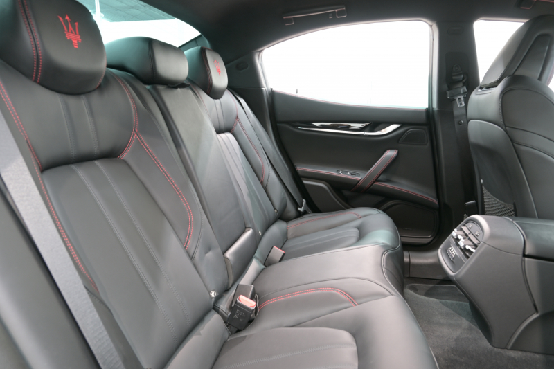 マセラティ ギブリ S ｸﾞﾗﾝｽﾎﾟｰﾂ ﾈﾘｯｼﾓPKG　ACC BSM 黒革 8.4ｲﾝﾁMTC+ TV CarPlay 360ｶﾒﾗ ｳﾗｰﾉ20ｲﾝﾁAW ﾊﾟﾄﾞﾙｼﾌﾄ harman/kardon　2年保証付