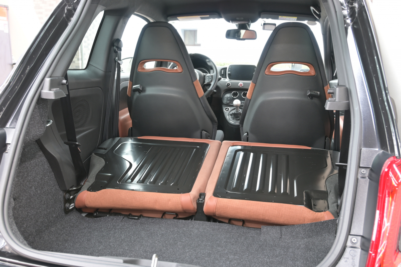 アバルト 595 ｺﾝﾍﾟﾃｨﾂｨｵｰﾈ　正規D車 左H 5速MT Sabeltｽﾎﾟｰﾂｼｰﾄ Uconnectﾌﾟﾚｰﾔｰ Carplay/AndroidAuto 17ｲﾝﾁAW ﾚｯﾄﾞｷｬﾘﾊﾟｰ ﾚｺｰﾄﾞﾓﾝﾂｧ　2年保証付