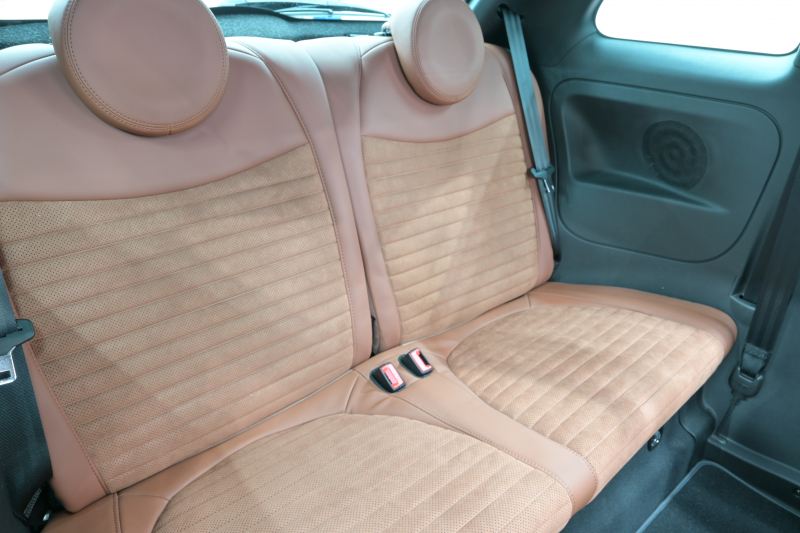 アバルト 595 ｺﾝﾍﾟﾃｨﾂｨｵｰﾈ　正規D車 左H 5速MT Sabeltｽﾎﾟｰﾂｼｰﾄ Uconnectﾌﾟﾚｰﾔｰ Carplay/AndroidAuto 17ｲﾝﾁAW ﾚｯﾄﾞｷｬﾘﾊﾟｰ ﾚｺｰﾄﾞﾓﾝﾂｧ　2年保証付