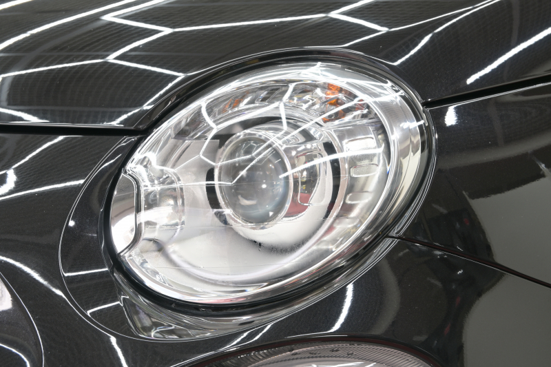 アバルト 595 ｺﾝﾍﾟﾃｨﾂｨｵｰﾈ　正規D車 左H 5速MT Sabeltｽﾎﾟｰﾂｼｰﾄ Uconnectﾌﾟﾚｰﾔｰ Carplay/AndroidAuto 17ｲﾝﾁAW ﾚｯﾄﾞｷｬﾘﾊﾟｰ ﾚｺｰﾄﾞﾓﾝﾂｧ　2年保証付