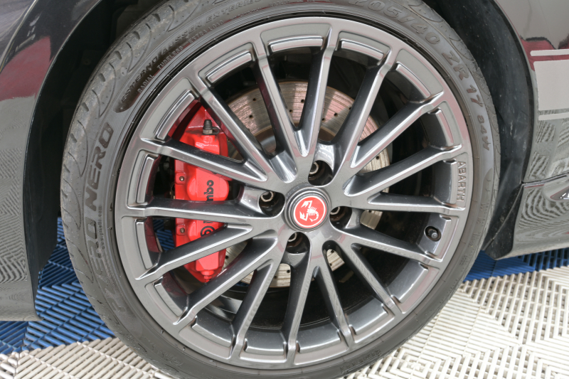 アバルト 595 ｺﾝﾍﾟﾃｨﾂｨｵｰﾈ　正規D車 左H 5速MT Sabeltｽﾎﾟｰﾂｼｰﾄ Uconnectﾌﾟﾚｰﾔｰ Carplay/AndroidAuto 17ｲﾝﾁAW ﾚｯﾄﾞｷｬﾘﾊﾟｰ ﾚｺｰﾄﾞﾓﾝﾂｧ　2年保証付