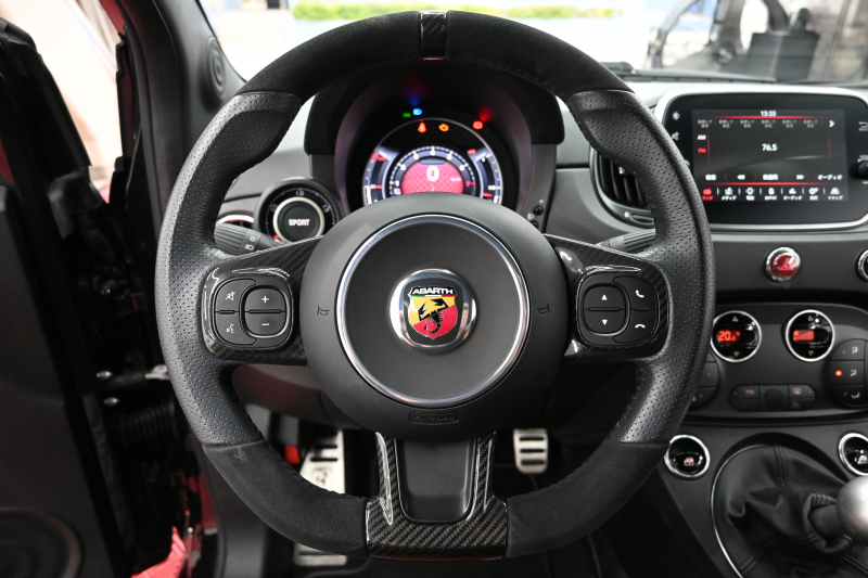 アバルト 595 ｺﾝﾍﾟﾃｨﾂｨｵｰﾈ　正規D車 左H 5速MT Sabeltｽﾎﾟｰﾂｼｰﾄ Uconnectﾌﾟﾚｰﾔｰ Carplay/AndroidAuto 17ｲﾝﾁAW ﾚｯﾄﾞｷｬﾘﾊﾟｰ ﾚｺｰﾄﾞﾓﾝﾂｧ　2年保証付