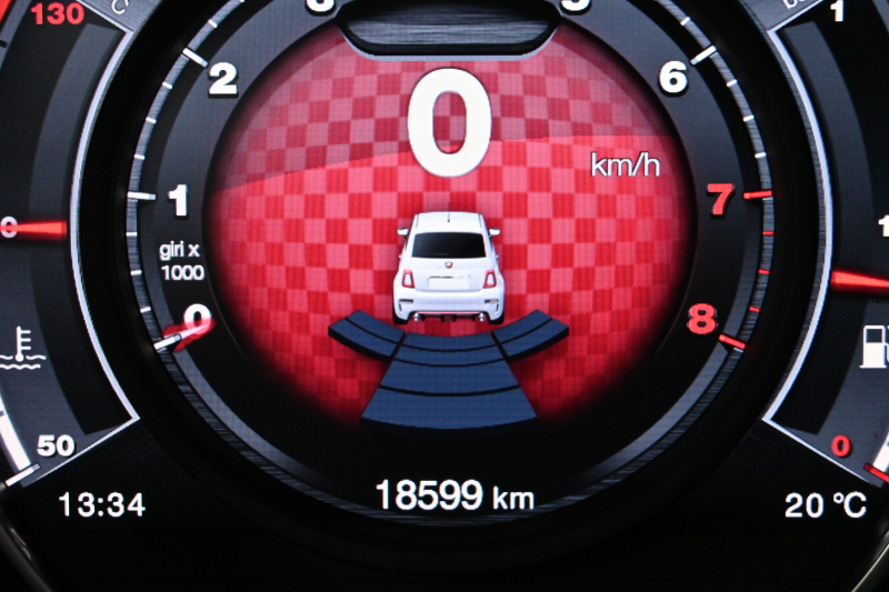 アバルト 595 ｺﾝﾍﾟﾃｨﾂｨｵｰﾈ　正規D車 左H 5速MT Sabeltｽﾎﾟｰﾂｼｰﾄ Uconnectﾌﾟﾚｰﾔｰ Carplay/AndroidAuto 17ｲﾝﾁAW ﾚｯﾄﾞｷｬﾘﾊﾟｰ ﾚｺｰﾄﾞﾓﾝﾂｧ　2年保証付