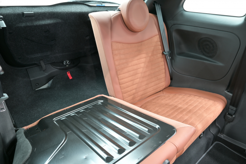 アバルト 595 ｺﾝﾍﾟﾃｨﾂｨｵｰﾈ　正規D車 左H 5速MT Sabeltｽﾎﾟｰﾂｼｰﾄ Uconnectﾌﾟﾚｰﾔｰ Carplay/AndroidAuto 17ｲﾝﾁAW ﾚｯﾄﾞｷｬﾘﾊﾟｰ ﾚｺｰﾄﾞﾓﾝﾂｧ　2年保証付