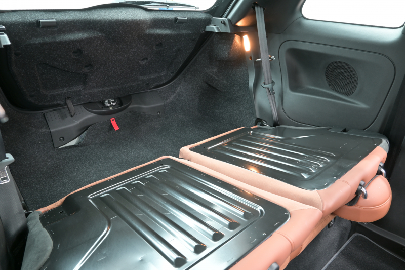 アバルト 595 ｺﾝﾍﾟﾃｨﾂｨｵｰﾈ　正規D車 左H 5速MT Sabeltｽﾎﾟｰﾂｼｰﾄ Uconnectﾌﾟﾚｰﾔｰ Carplay/AndroidAuto 17ｲﾝﾁAW ﾚｯﾄﾞｷｬﾘﾊﾟｰ ﾚｺｰﾄﾞﾓﾝﾂｧ　2年保証付