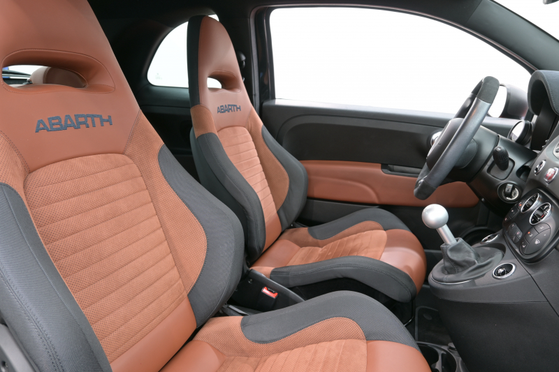 アバルト 595 ｺﾝﾍﾟﾃｨﾂｨｵｰﾈ　正規D車 左H 5速MT Sabeltｽﾎﾟｰﾂｼｰﾄ Uconnectﾌﾟﾚｰﾔｰ Carplay/AndroidAuto 17ｲﾝﾁAW ﾚｯﾄﾞｷｬﾘﾊﾟｰ ﾚｺｰﾄﾞﾓﾝﾂｧ　2年保証付