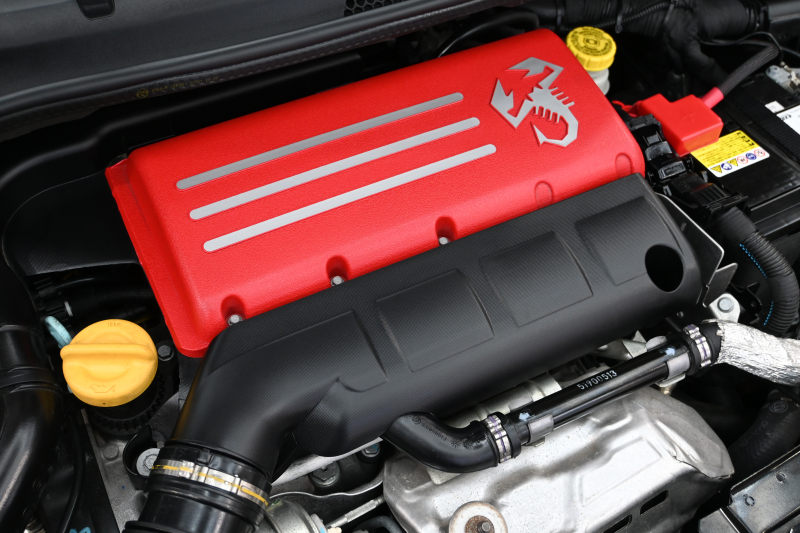 アバルト 595 ｺﾝﾍﾟﾃｨﾂｨｵｰﾈ　正規D車 左H 5速MT Sabeltｽﾎﾟｰﾂｼｰﾄ Uconnectﾌﾟﾚｰﾔｰ Carplay/AndroidAuto 17ｲﾝﾁAW ﾚｯﾄﾞｷｬﾘﾊﾟｰ ﾚｺｰﾄﾞﾓﾝﾂｧ　2年保証付