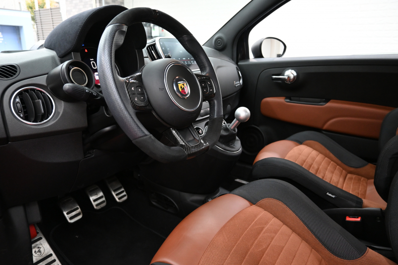 アバルト 595 ｺﾝﾍﾟﾃｨﾂｨｵｰﾈ　正規D車 左H 5速MT Sabeltｽﾎﾟｰﾂｼｰﾄ Uconnectﾌﾟﾚｰﾔｰ Carplay/AndroidAuto 17ｲﾝﾁAW ﾚｯﾄﾞｷｬﾘﾊﾟｰ ﾚｺｰﾄﾞﾓﾝﾂｧ　2年保証付