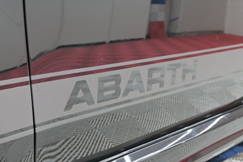 アバルト 595 ｺﾝﾍﾟﾃｨﾂｨｵｰﾈ　正規D車 左H 5速MT Sabeltｽﾎﾟｰﾂｼｰﾄ Uconnectﾌﾟﾚｰﾔｰ Carplay/AndroidAuto 17ｲﾝﾁAW ﾚｯﾄﾞｷｬﾘﾊﾟｰ ﾚｺｰﾄﾞﾓﾝﾂｧ　2年保証付