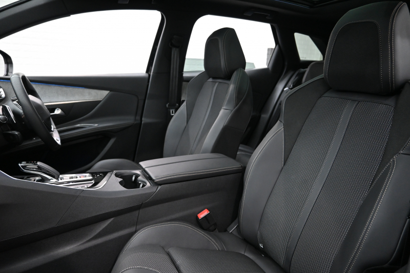 プジョー 3008 GT PLUG-IN HYBRID 4　1ｵｰﾅｰ 後期ﾓﾃﾞﾙ ACC LKA ﾊｰﾌ革 ﾊﾟﾉﾗﾏR 純正ﾅﾋﾞTV ﾘｱﾓﾆﾀｰ CarPlay ﾊﾟﾉﾗﾏﾋﾞｭｰｶﾒﾗ 前後ｺｰﾅｰｾﾝｻｰ 純正18ｲﾝﾁAW LEDﾗｲﾄ　新車保証継承可