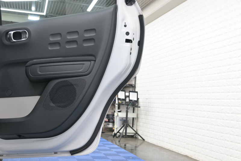 シトロエン C3 ｼｬｲﾝ　1ｵｰﾅｰ Pｽﾀ ECO ｸﾙｺﾝ ｱｸﾃｨﾌﾞｾｰﾌﾃｨﾌﾞﾚｰｷ LDW BSM ﾌｧﾌﾞﾘｯｸｼｰﾄ 7ｲﾝﾁﾀｯﾁｽｸﾘｰﾝ CarPlay 16ｲﾝﾁAW ﾊﾞｲﾄｰﾝﾙｰﾌ　2年保証付