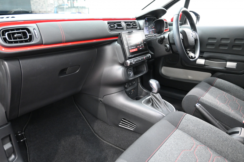 シトロエン C3 ｼｬｲﾝ　1ｵｰﾅｰ Pｽﾀ ECO ｸﾙｺﾝ ｱｸﾃｨﾌﾞｾｰﾌﾃｨﾌﾞﾚｰｷ LDW BSM ﾌｧﾌﾞﾘｯｸｼｰﾄ 7ｲﾝﾁﾀｯﾁｽｸﾘｰﾝ CarPlay 16ｲﾝﾁAW ﾊﾞｲﾄｰﾝﾙｰﾌ　2年保証付