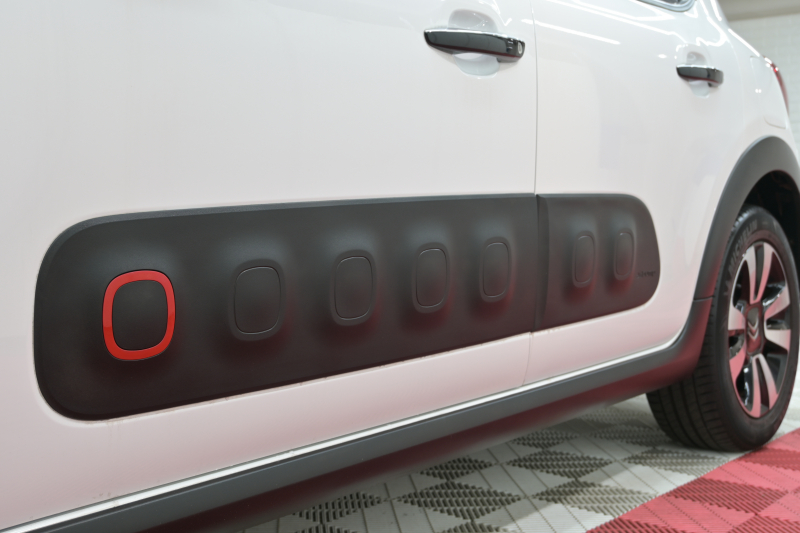 シトロエン C3 ｼｬｲﾝ　1ｵｰﾅｰ Pｽﾀ ECO ｸﾙｺﾝ ｱｸﾃｨﾌﾞｾｰﾌﾃｨﾌﾞﾚｰｷ LDW BSM ﾌｧﾌﾞﾘｯｸｼｰﾄ 7ｲﾝﾁﾀｯﾁｽｸﾘｰﾝ CarPlay 16ｲﾝﾁAW ﾊﾞｲﾄｰﾝﾙｰﾌ　2年保証付