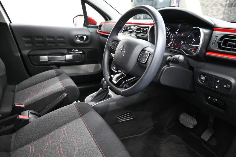 シトロエン C3 ｼｬｲﾝ　1ｵｰﾅｰ Pｽﾀ ECO ｸﾙｺﾝ ｱｸﾃｨﾌﾞｾｰﾌﾃｨﾌﾞﾚｰｷ LDW BSM ﾌｧﾌﾞﾘｯｸｼｰﾄ 7ｲﾝﾁﾀｯﾁｽｸﾘｰﾝ CarPlay 16ｲﾝﾁAW ﾊﾞｲﾄｰﾝﾙｰﾌ　2年保証付