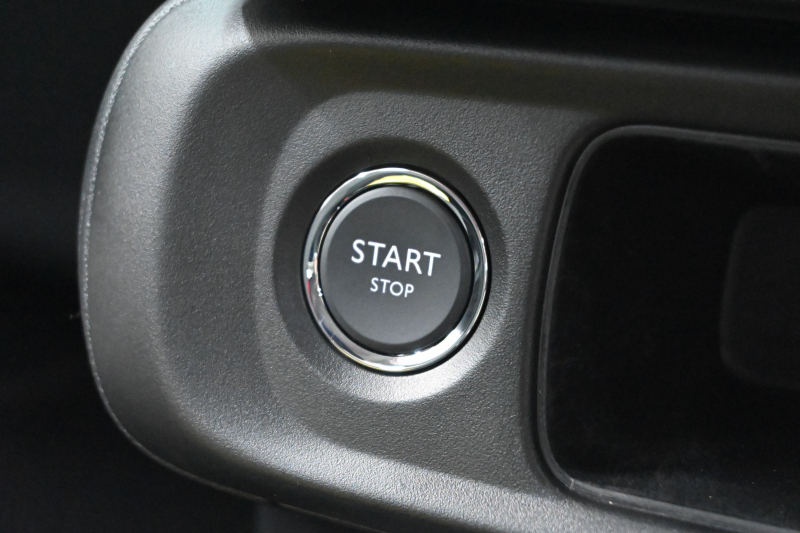 シトロエン C3 ｼｬｲﾝ　1ｵｰﾅｰ Pｽﾀ ECO ｸﾙｺﾝ ｱｸﾃｨﾌﾞｾｰﾌﾃｨﾌﾞﾚｰｷ LDW BSM ﾌｧﾌﾞﾘｯｸｼｰﾄ 7ｲﾝﾁﾀｯﾁｽｸﾘｰﾝ CarPlay 16ｲﾝﾁAW ﾊﾞｲﾄｰﾝﾙｰﾌ　2年保証付