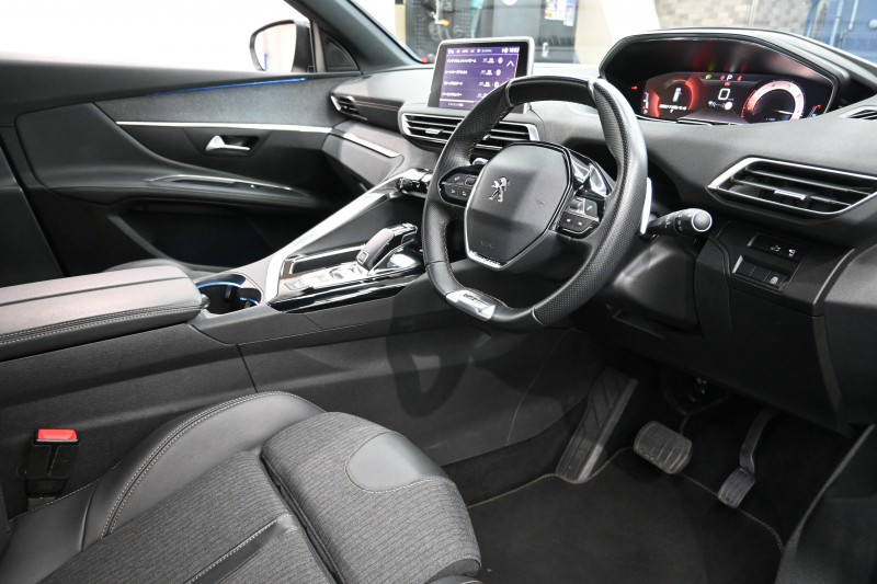 プジョー 5008 GTﾗｲﾝ ﾌﾞﾙｰHDI　ACC Pｽﾀ ECO BSM ﾊｰﾌﾚｻﾞｰ ﾏｯｻｰｼﾞ機能 純正ﾀｯﾁｽｸﾘｰﾝ ﾌﾙｾｸﾞ Carplay BTｵｰﾃﾞｨｵ&TEL 純正18ｲﾝﾁAW　2年保証付